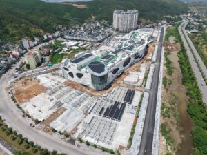 Góc nhìn flycam AEON MALL Hạ Long với các cụm pin điện mặt trời trên mái và mặt đứng công trình
