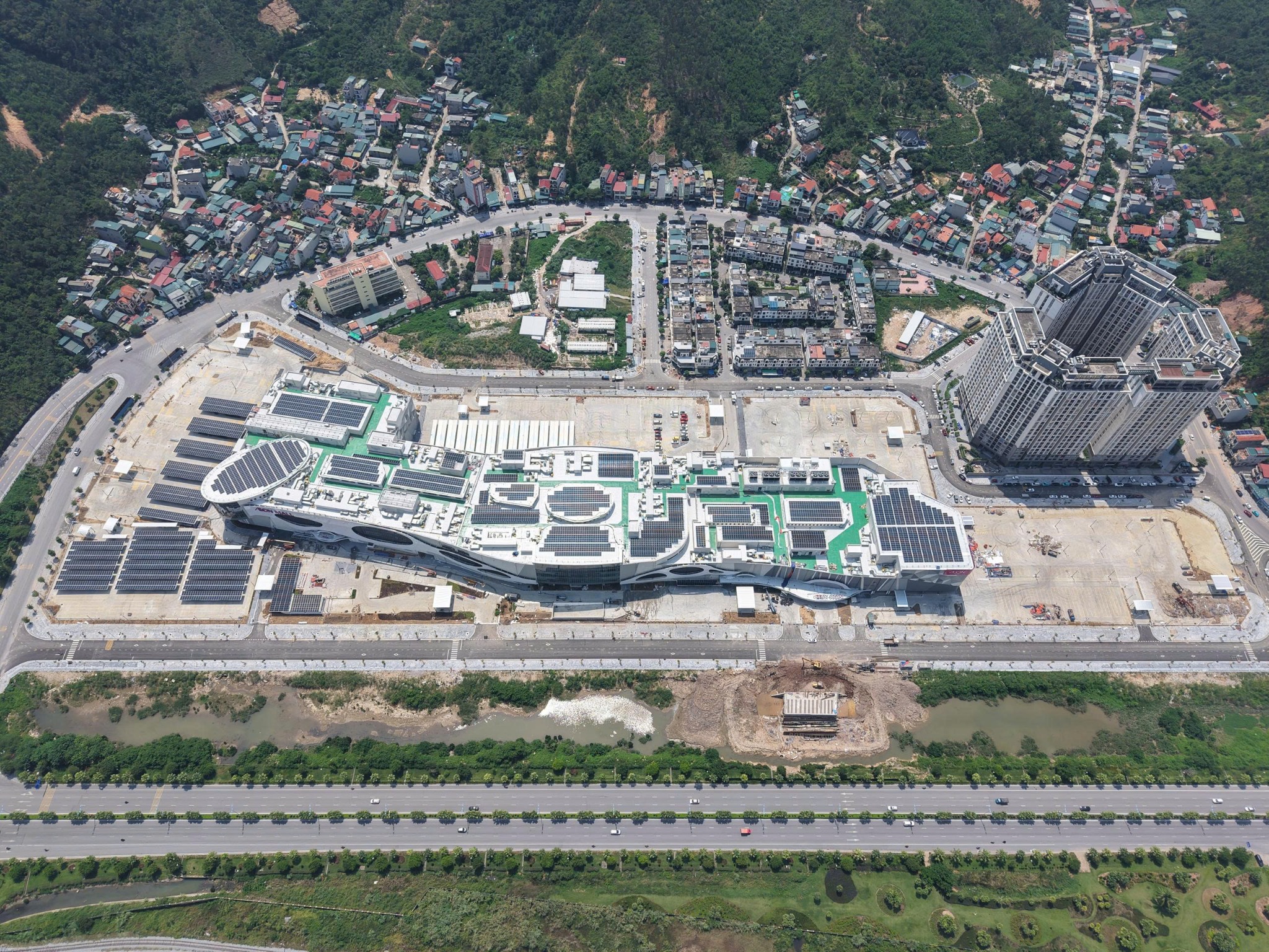 Ảnh flycam nhìn gần thẳng xuống mái AEON MALL Hạ Long, cho thấy các dãy tấm pin điện mặt trời áp mái