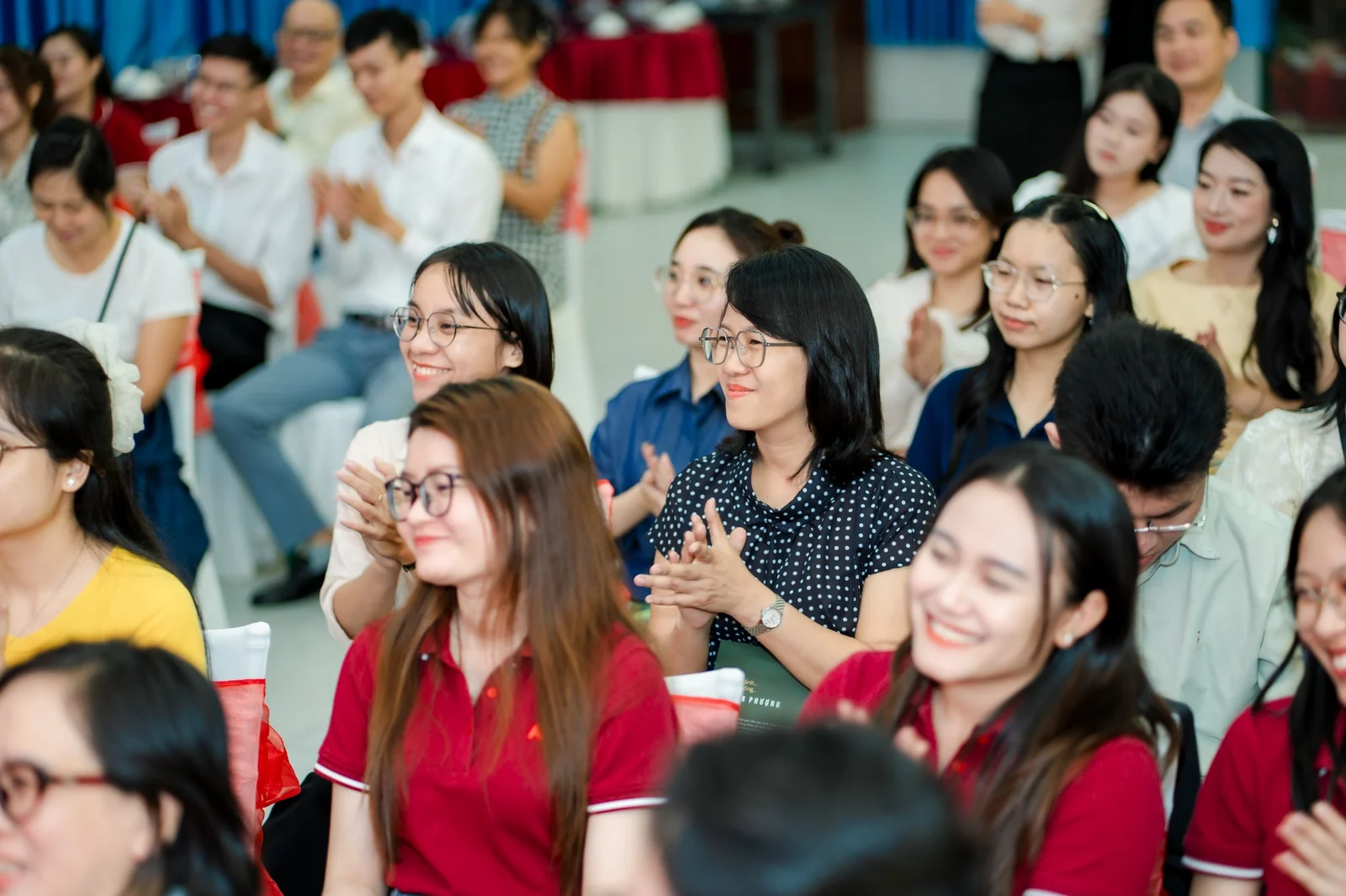 Người tham dự lắng nghe và vỗ tay trong buổi giao lưu cùng nhà văn Xuân Phượng