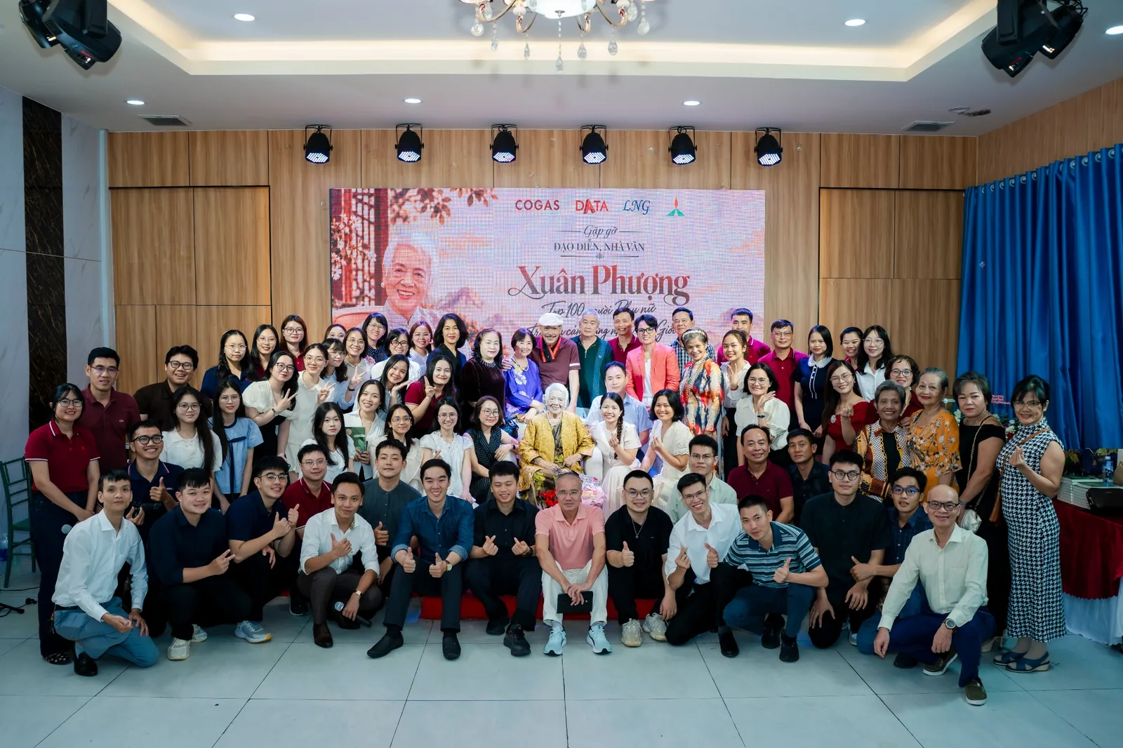 Ảnh tập thể người tham dự chương trình giao lưu cùng nhà văn Xuân Phượng
