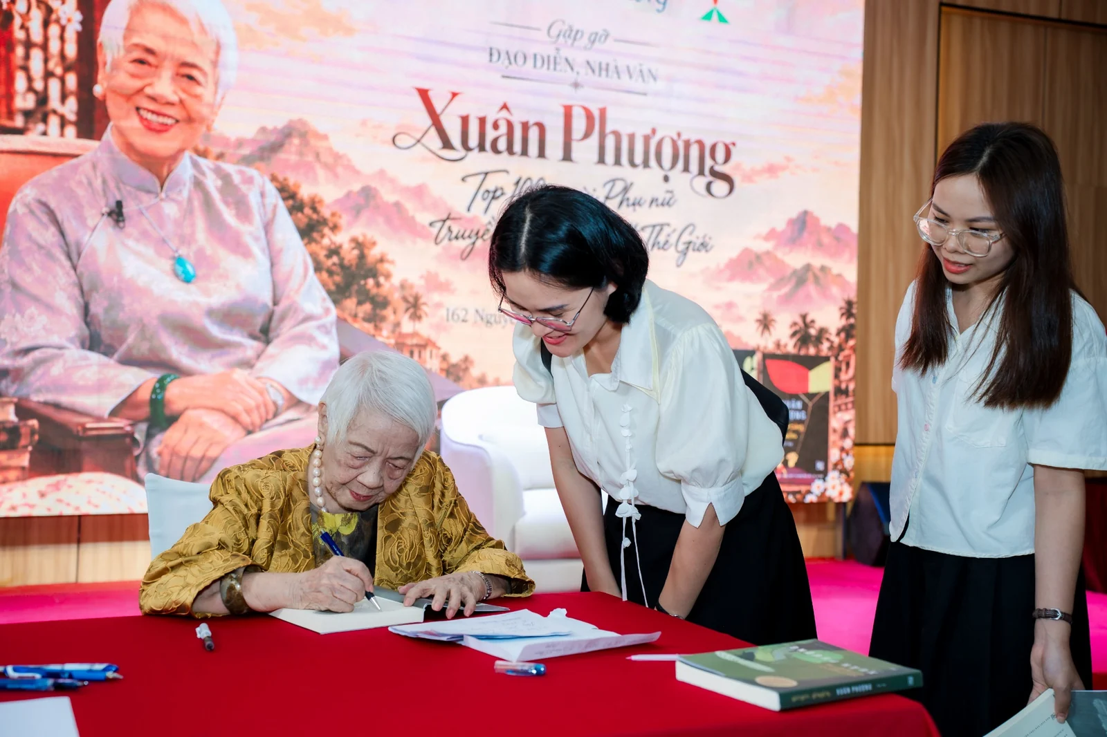Nhà văn Xuân Phượng ký tặng sách cho người tham dự sau phần giao lưu